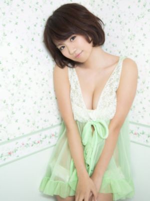 女人裸露双乳给男人喂奶文